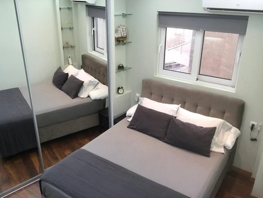 Postel nebo postele na pokoji v ubytování Finer Things Flisvos Beach Condo in Palaio Faliro