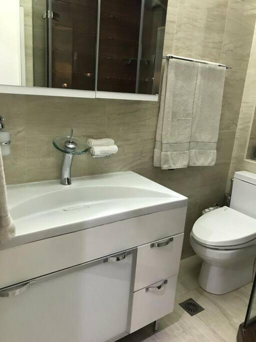 Koupelna v ubytování Finer Things Flisvos Beach Condo in Palaio Faliro