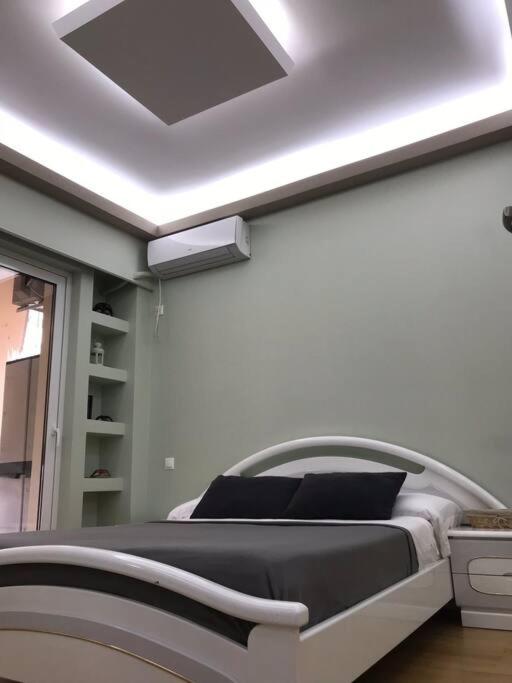 Postel nebo postele na pokoji v ubytování Finer Things Flisvos Beach Condo in Palaio Faliro