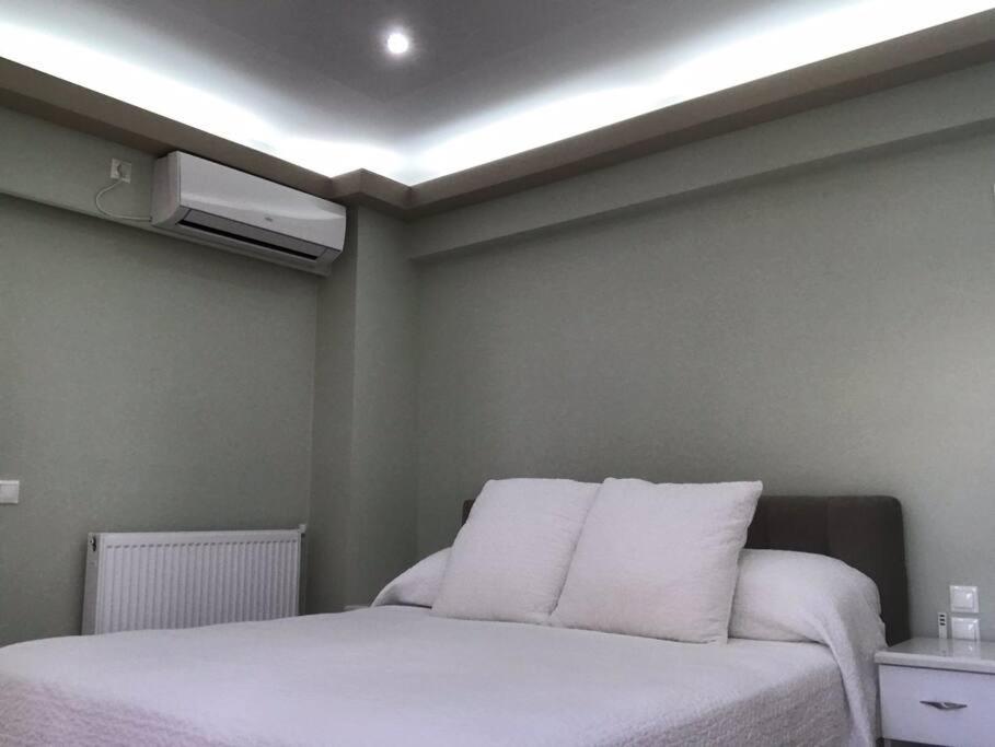 Postel nebo postele na pokoji v ubytování Finer Things Flisvos Beach Condo in Palaio Faliro