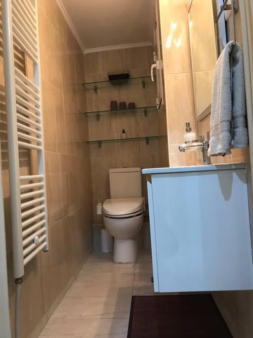 Koupelna v ubytování Finer Things Flisvos Beach Condo in Palaio Faliro