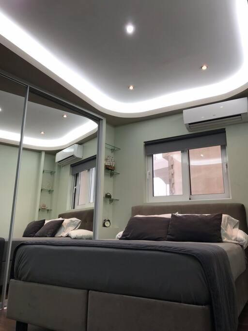 Posezení v ubytování Finer Things Flisvos Beach Condo in Palaio Faliro