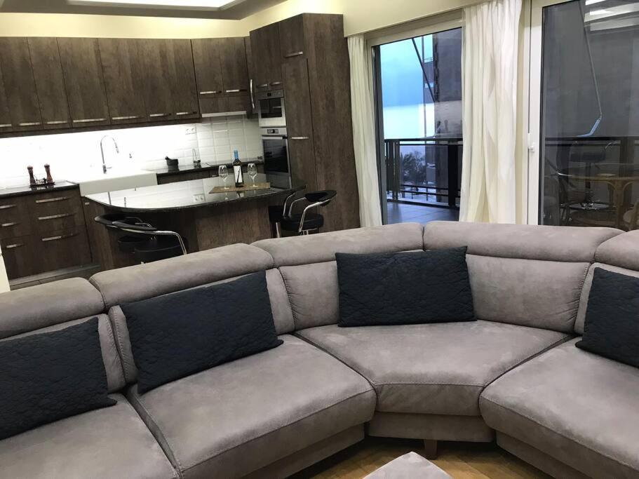 Posezení v ubytování Finer Things Flisvos Beach Condo in Palaio Faliro