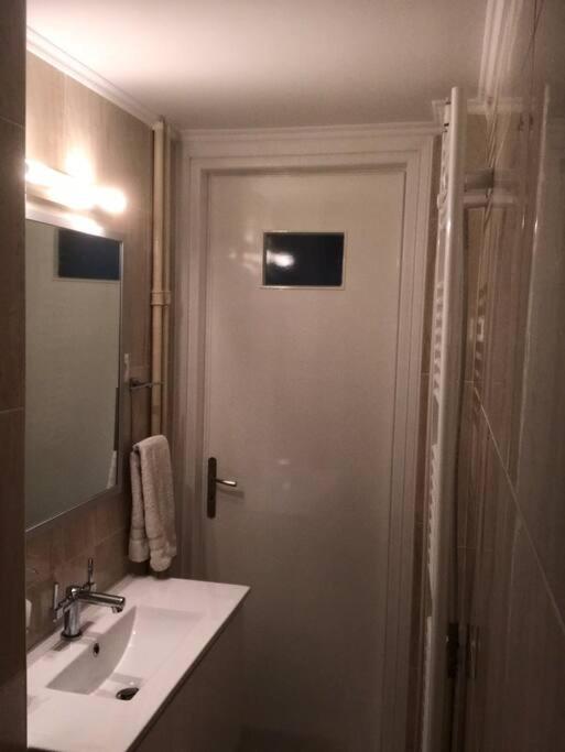 Koupelna v ubytování Finer Things Flisvos Beach Condo in Palaio Faliro