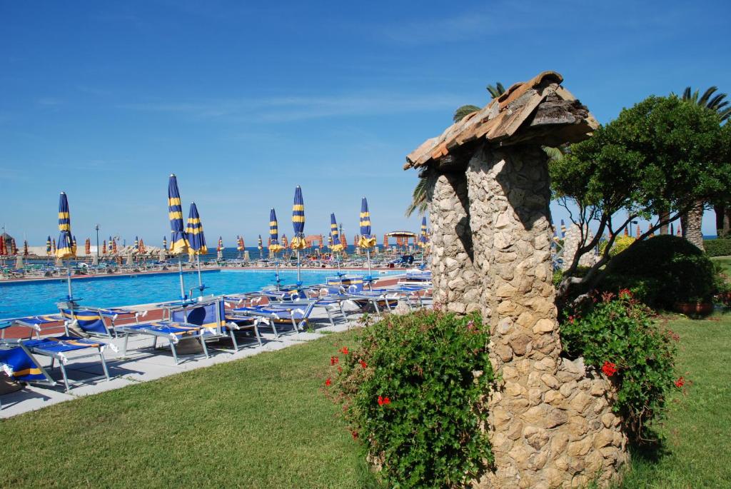 Bazén v ubytování Hotel Baia Del Sole nebo v jeho okolí