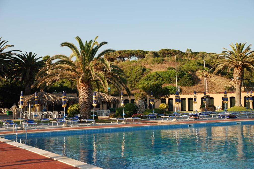 Bazén v ubytování Hotel Baia Del Sole nebo v jeho okolí