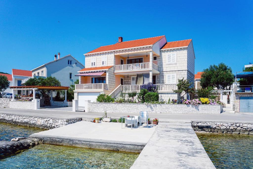 Budova, v ktorej sa apartmán nachádza