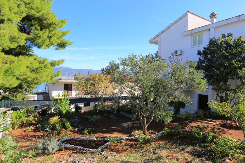 Fotografie z fotogalerie ubytování Apartments by the sea Slatine, Ciovo - 9433 v Trogiru