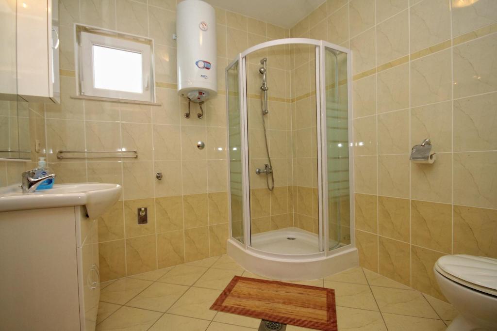 Kúpeľňa v ubytovaní Apartments by the sea Zubovici, Pag - 9363