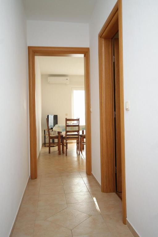Televízia a/alebo spoločenská miestnosť v ubytovaní Apartments by the sea Zubovici, Pag - 9363