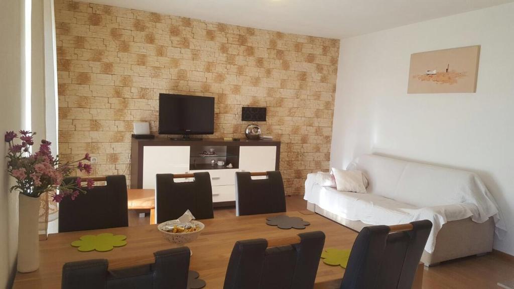 Televízia a/alebo spoločenská miestnosť v ubytovaní Apartments by the sea Zubovici, Pag - 9363