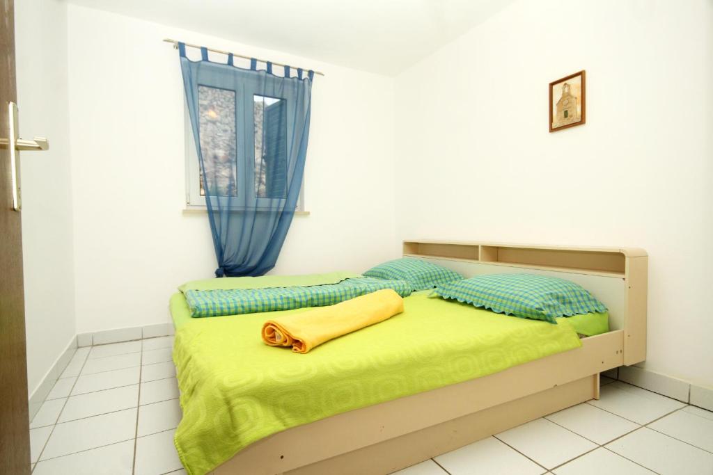 Posteľ alebo postele v izbe v ubytovaní Apartments with a parking space Vidalici, Pag - 9393