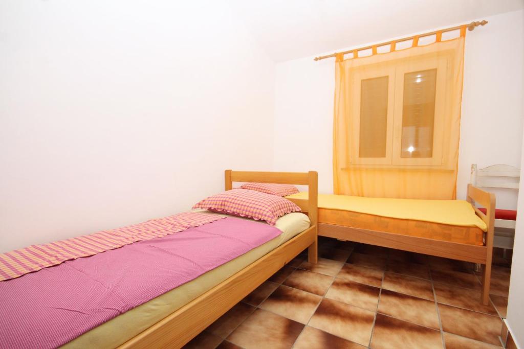 Posteľ alebo postele v izbe v ubytovaní Apartments with a parking space Vidalici, Pag - 9393