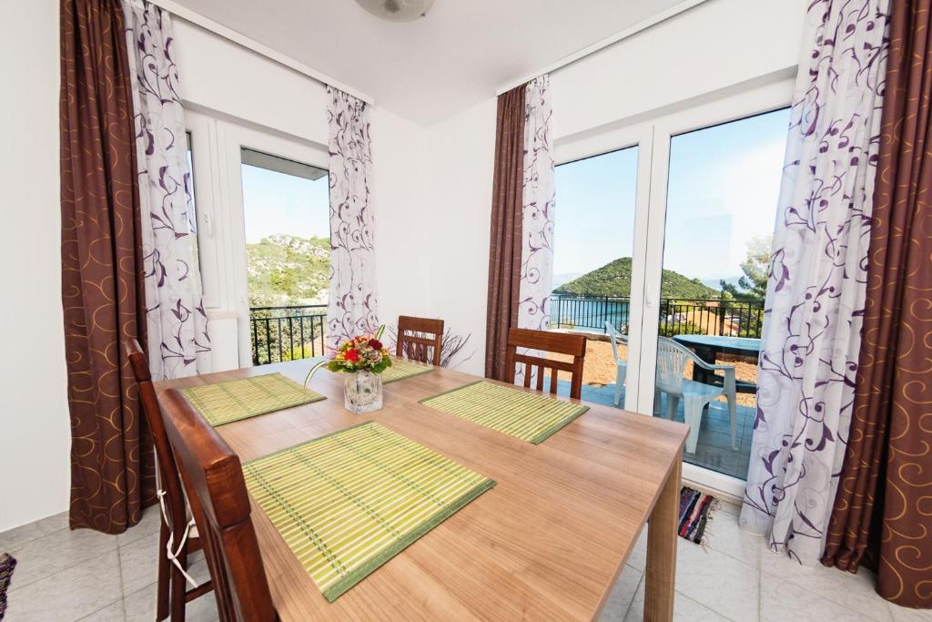 Zdjęcie z galerii obiektu Apartments by the sea Prozurska Luka, Mljet - 9446 w mieście Prožura