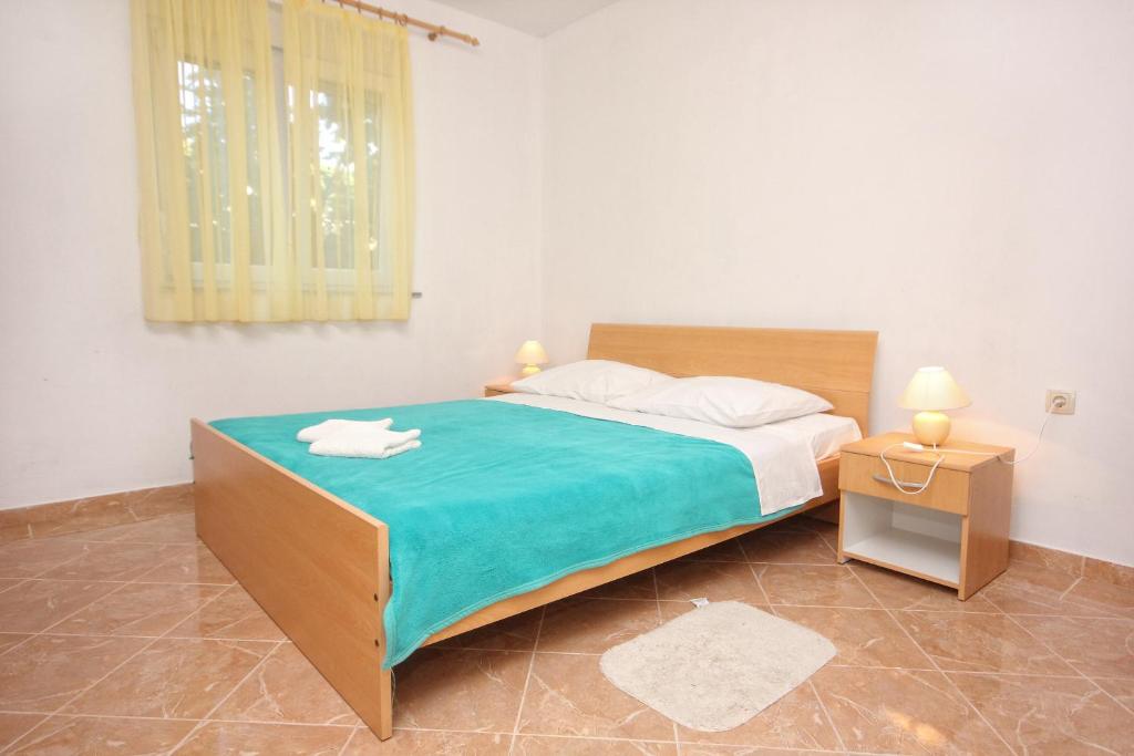 Postel nebo postele na pokoji v ubytování Apartments by the sea Vlasici, Pag - 9324