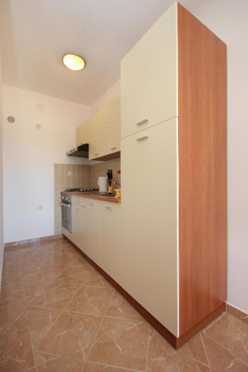 Kuchyň nebo kuchyňský kout v ubytování Apartments by the sea Vlasici, Pag - 9324