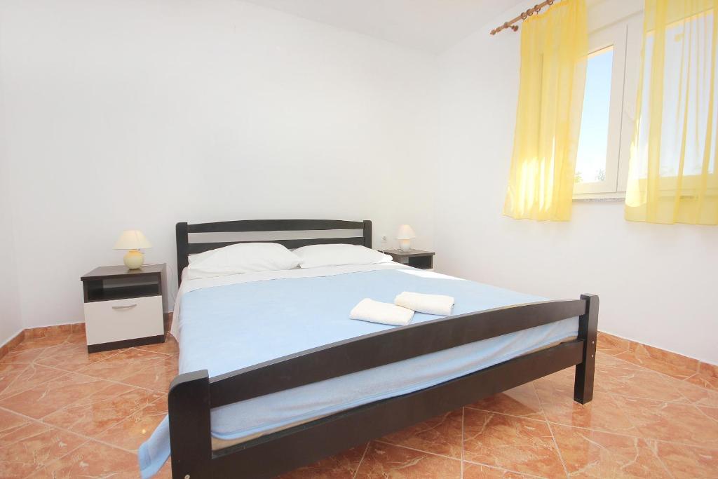 Postel nebo postele na pokoji v ubytování Apartments by the sea Vlasici, Pag - 9324