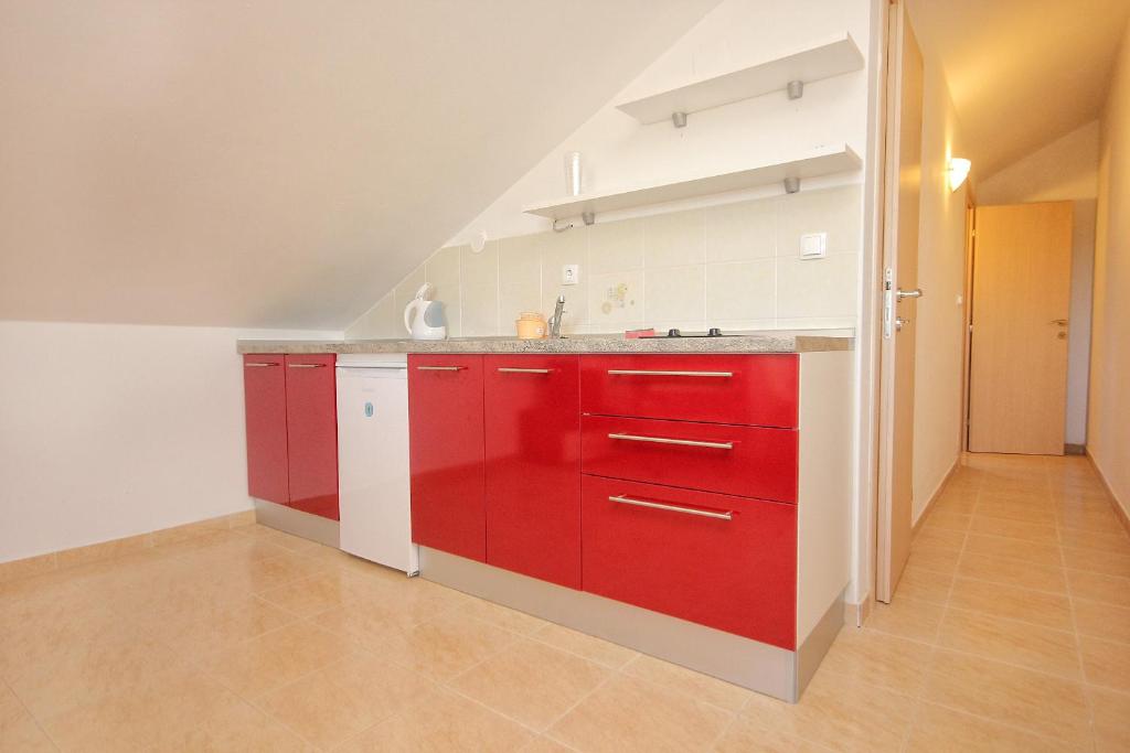 Kuchyň nebo kuchyňský kout v ubytování Apartments by the sea Vlasici, Pag - 9324