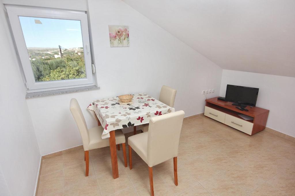TV a/nebo společenská místnost v ubytování Apartments by the sea Vlasici, Pag - 9324