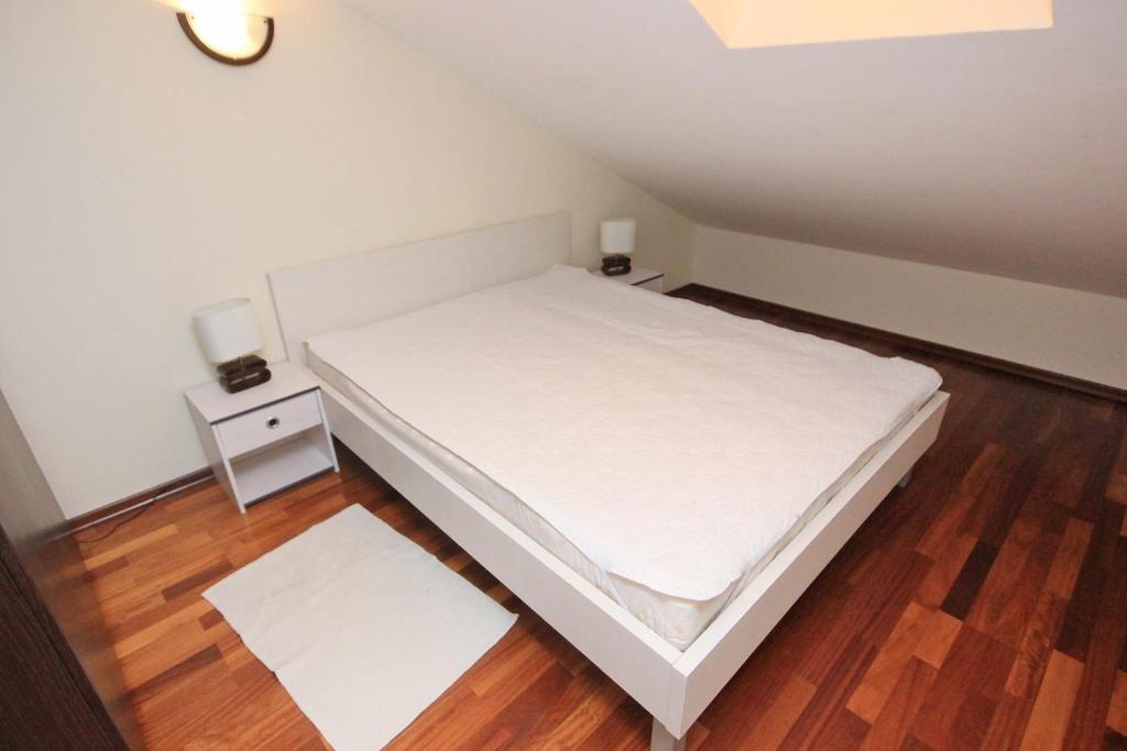 Postel nebo postele na pokoji v ubytování Apartments with a parking space Novalja, Pag - 9427