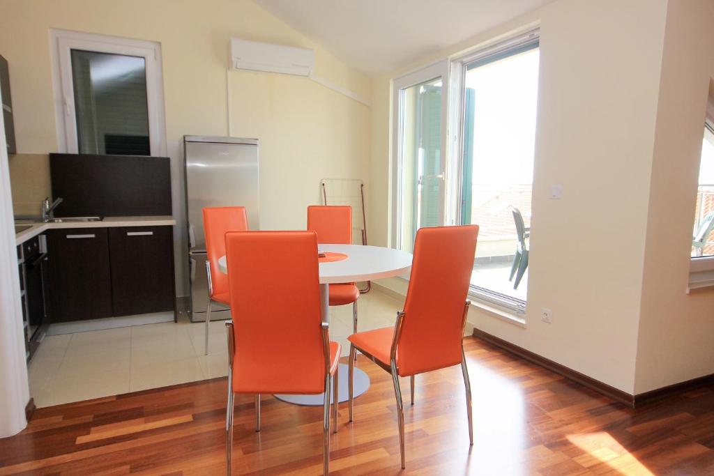 Kuchyň nebo kuchyňský kout v ubytování Apartments with a parking space Novalja, Pag - 9427
