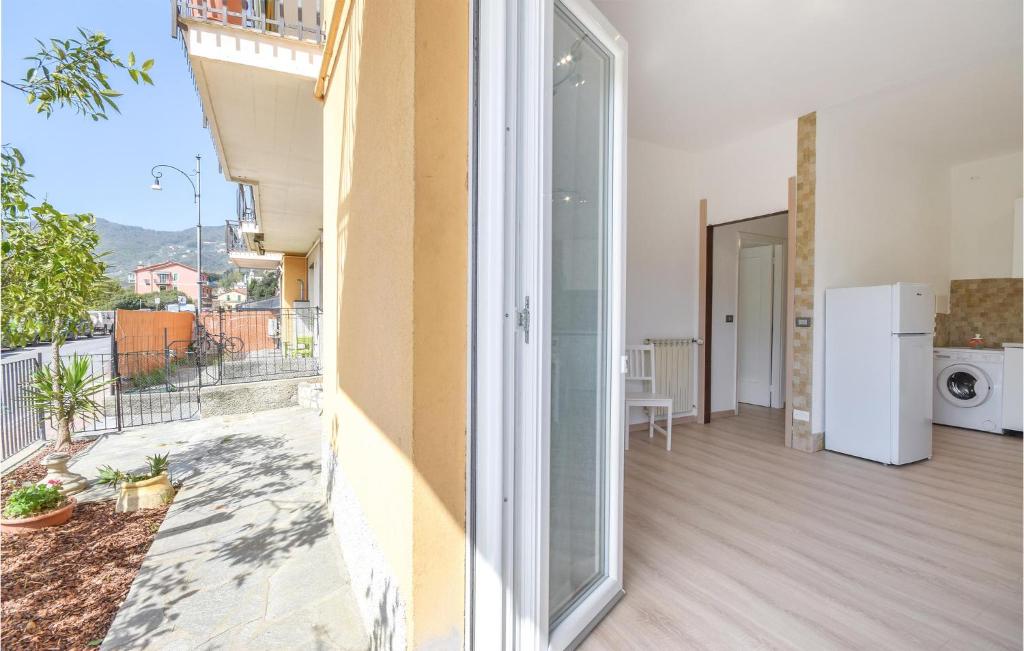 Apartament z balkonem z widokiem na kuchnię w obiekcie 2 Bedroom Stunning Apartment In Rapallo w Rapallo