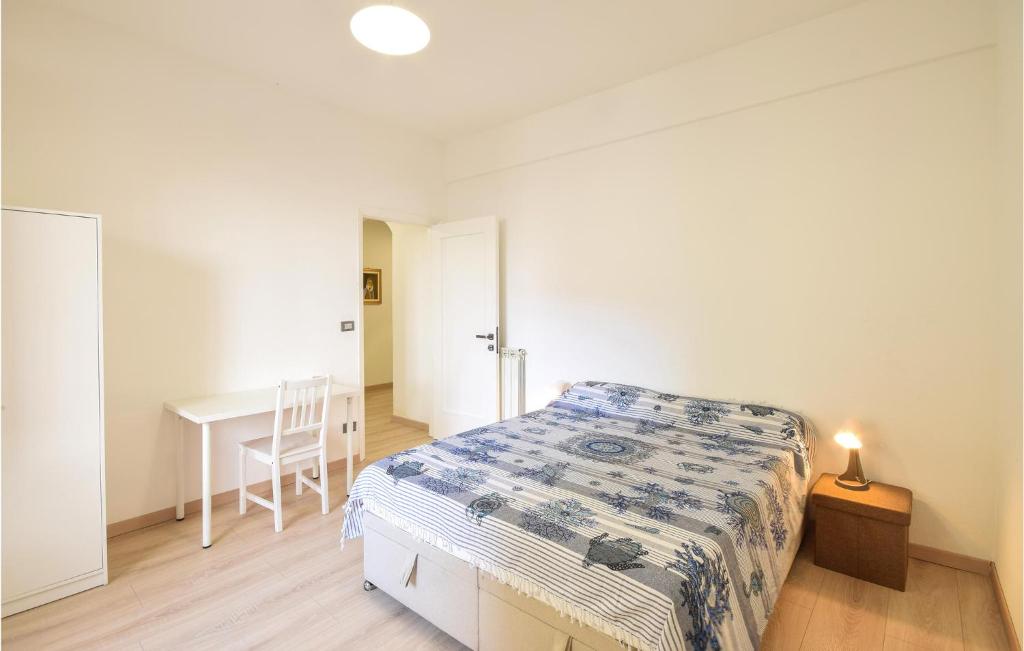 sypialnia z łóżkiem, stołem i biurkiem w obiekcie 2 Bedroom Stunning Apartment In Rapallo w Rapallo