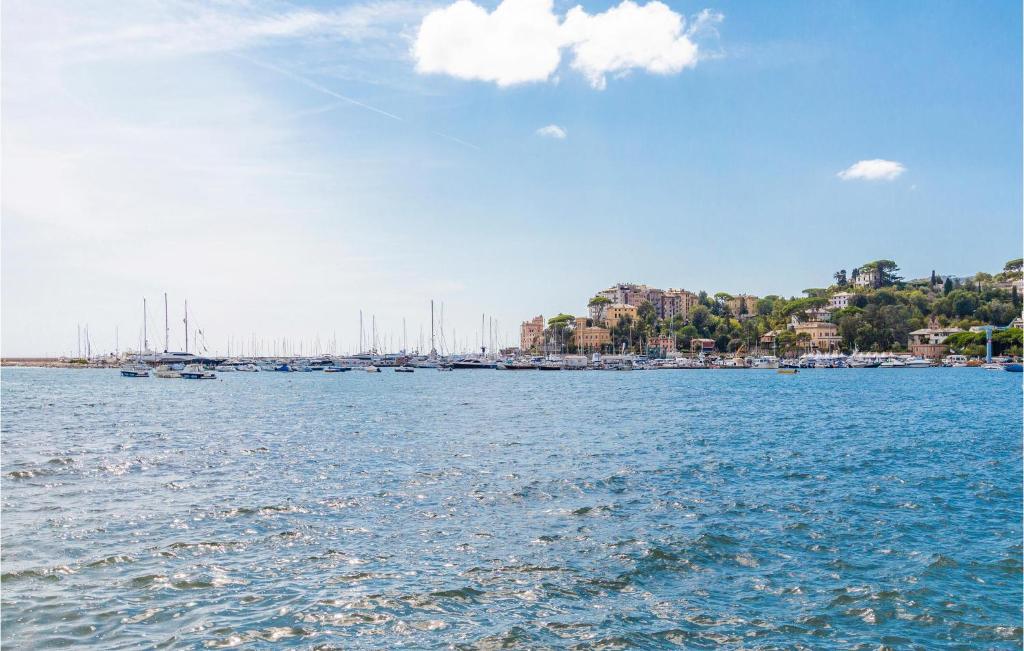 widok na duży zbiornik wodny z łodziami w obiekcie 2 Bedroom Stunning Apartment In Rapallo w Rapallo