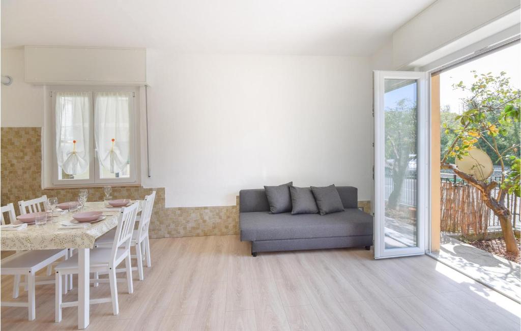 salon z kanapą i stołem w obiekcie 2 Bedroom Stunning Apartment In Rapallo w Rapallo