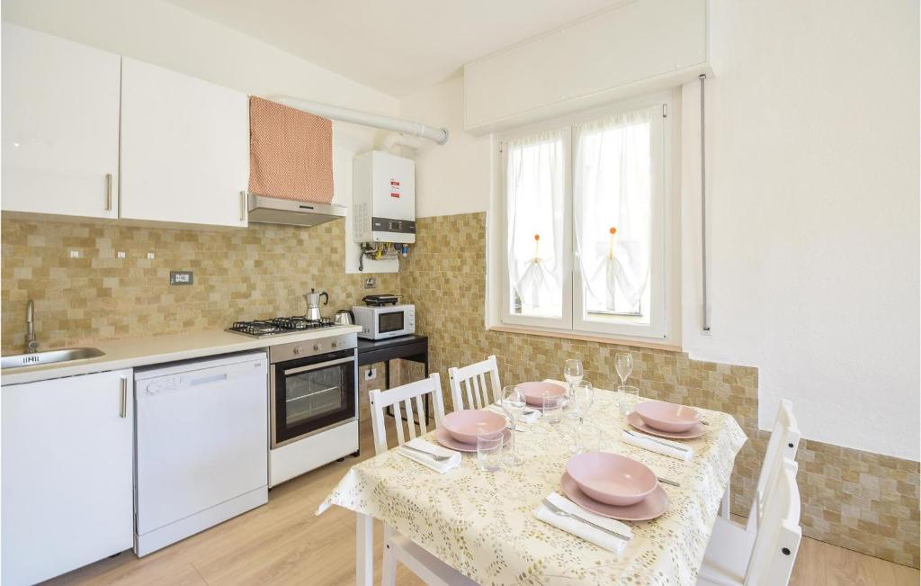 Kuchnia lub aneks kuchenny w obiekcie 2 Bedroom Stunning Apartment In Rapallo
