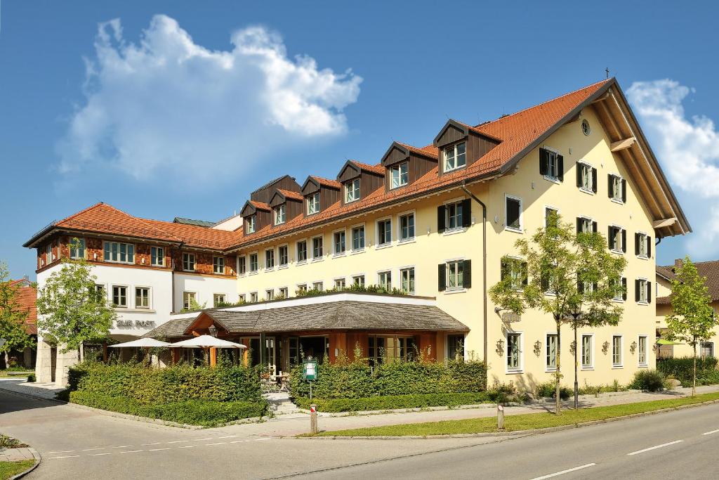 un gran edificio al lado de una calle en Hotel zur Post en Aschheim