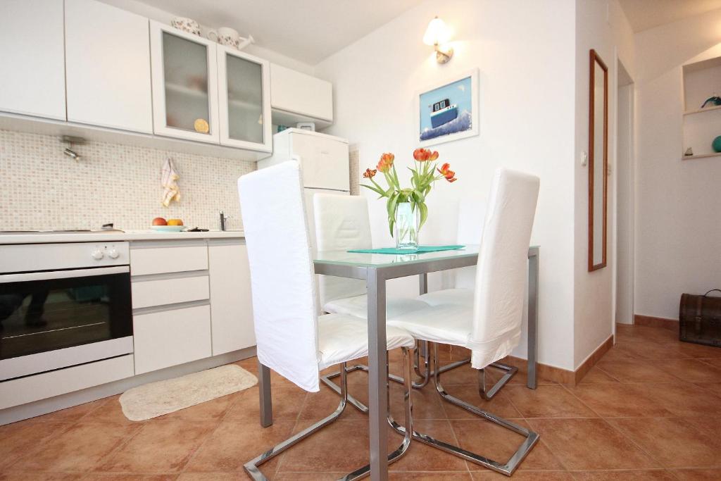 Kuchyňa alebo kuchynka v ubytovaní Apartments by the sea Okrug Gornji, Ciovo - 9469