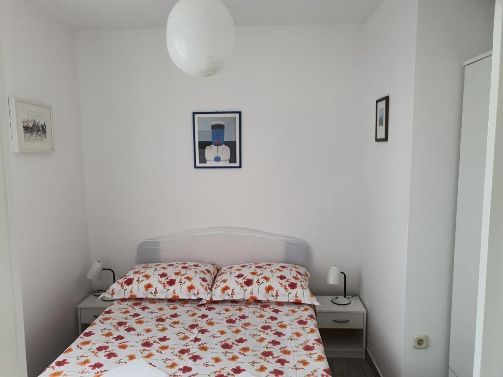 Posteľ alebo postele v izbe v ubytovaní Apartments by the sea Okrug Gornji, Ciovo - 9469