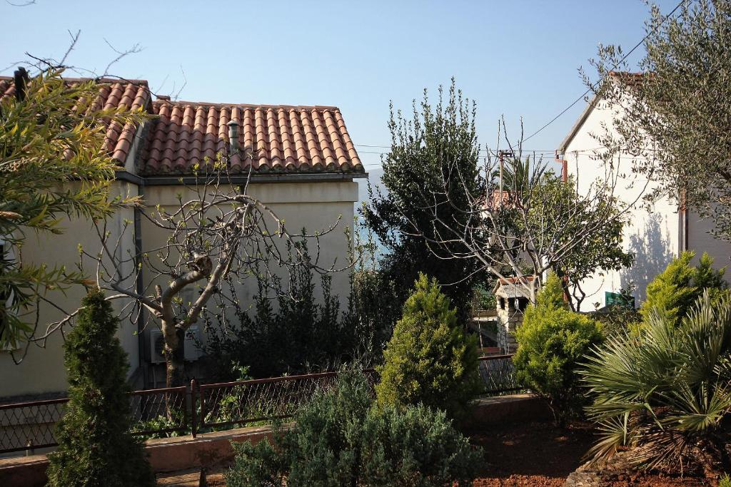 Vonkajšia záhrada v ubytovaní Apartments by the sea Okrug Gornji, Ciovo - 9469