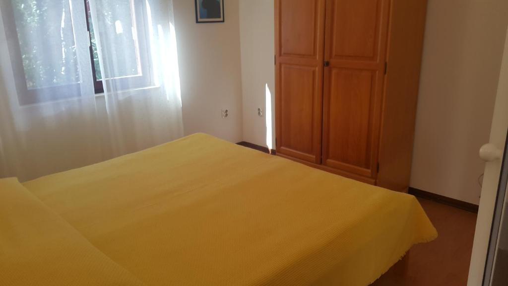 Posteľ alebo postele v izbe v ubytovaní Apartments by the sea Okrug Gornji, Ciovo - 9469