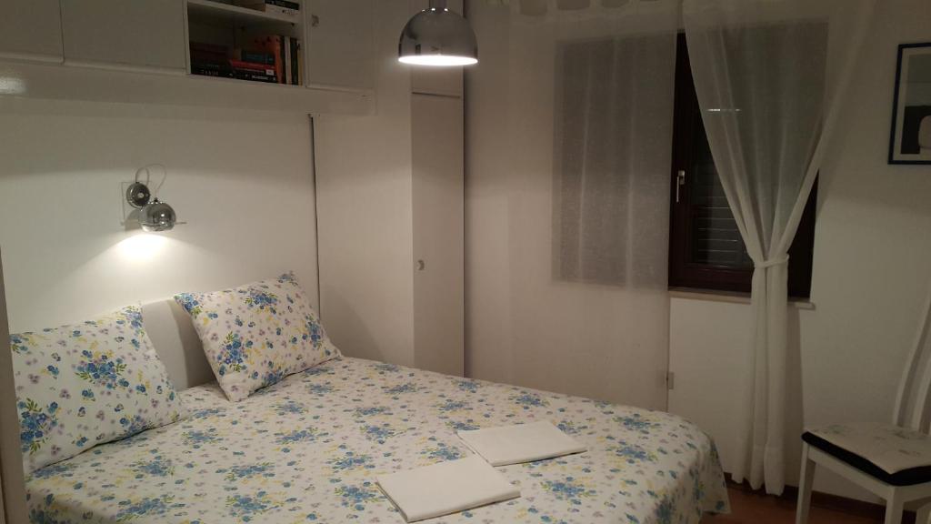 Posteľ alebo postele v izbe v ubytovaní Apartments by the sea Okrug Gornji, Ciovo - 9469