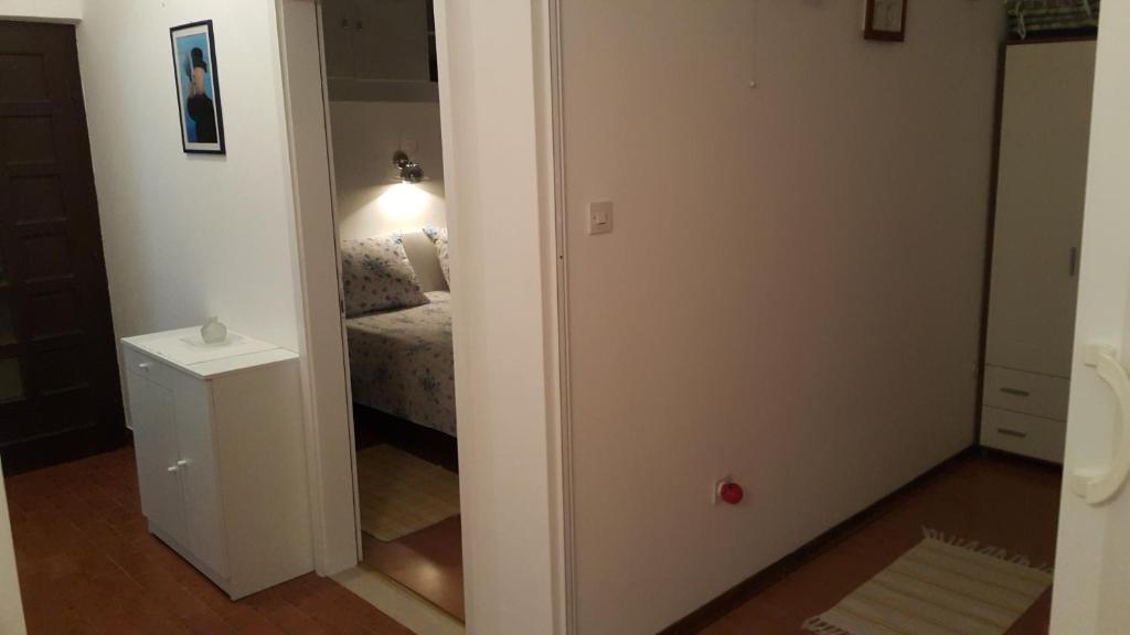 Posteľ alebo postele v izbe v ubytovaní Apartments by the sea Okrug Gornji, Ciovo - 9469