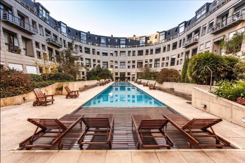 uma piscina em frente a um grande edifício em Palacio Alcorta em Buenos Aires