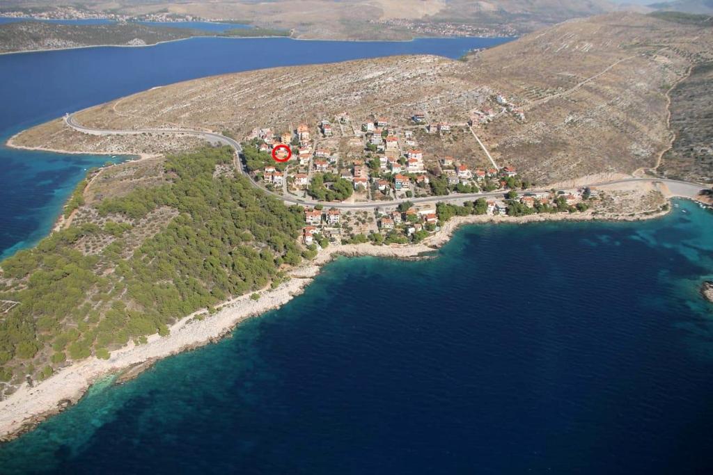 an island in the ocean with a red circle on it at Apartment Bilo 9467d in Zaboric