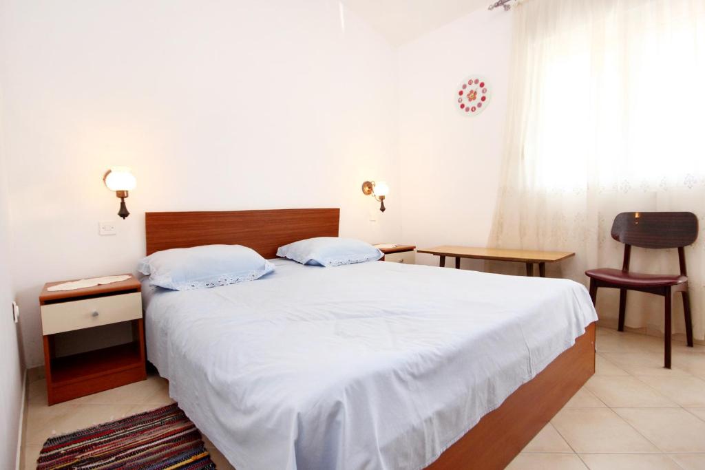Postel nebo postele na pokoji v ubytování Apartments by the sea Marina, Trogir - 10003
