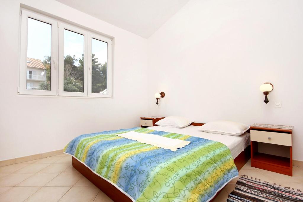 Postel nebo postele na pokoji v ubytování Apartments by the sea Marina, Trogir - 10003