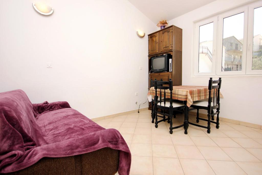 TV a/nebo společenská místnost v ubytování Apartments by the sea Marina, Trogir - 10003