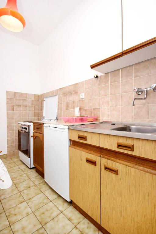 Kuchyň nebo kuchyňský kout v ubytování Apartments by the sea Marina, Trogir - 10003