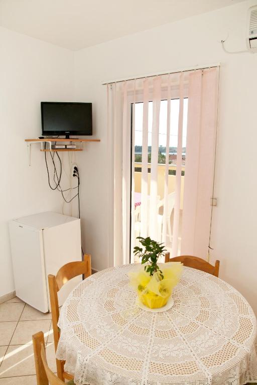 Telewizja i/lub zestaw kina domowego w obiekcie Apartments with a parking space Novalja, Pag - 9342