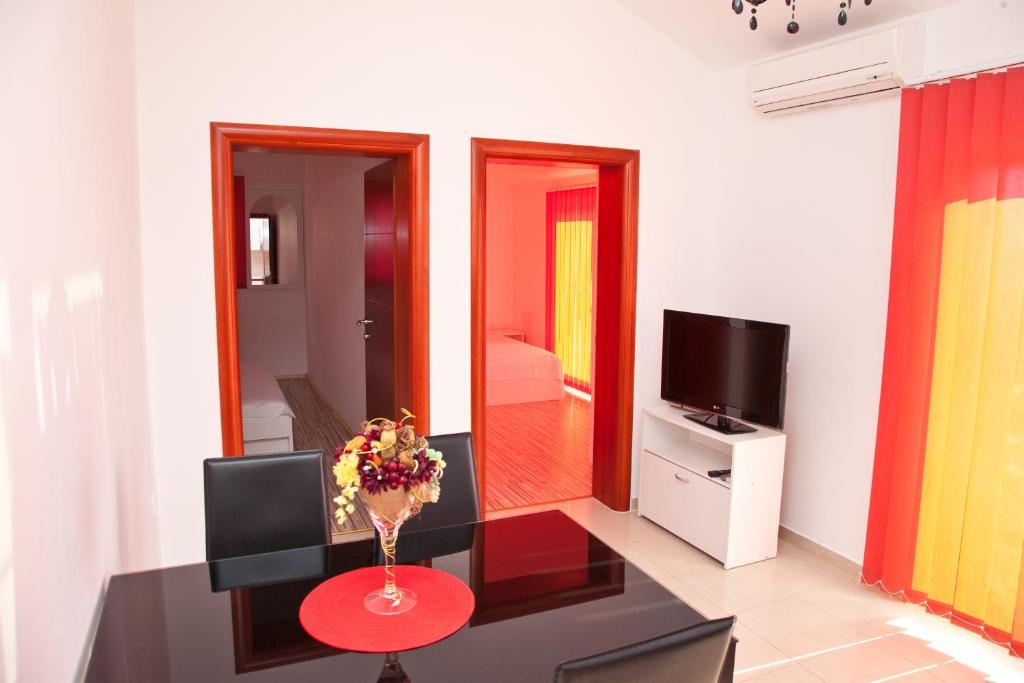 Telewizja i/lub zestaw kina domowego w obiekcie Apartments with a parking space Novalja, Pag - 9342
