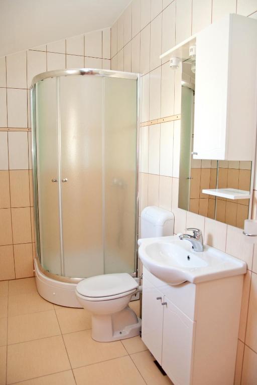 łazienka z prysznicem, toaletą i umywalką w obiekcie Apartments with a parking space Novalja, Pag - 9342 w Novalji