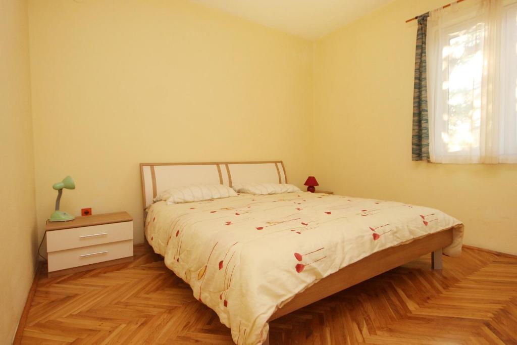 Łóżko lub łóżka w pokoju w obiekcie Apartments with a parking space Povljana, Pag - 9353