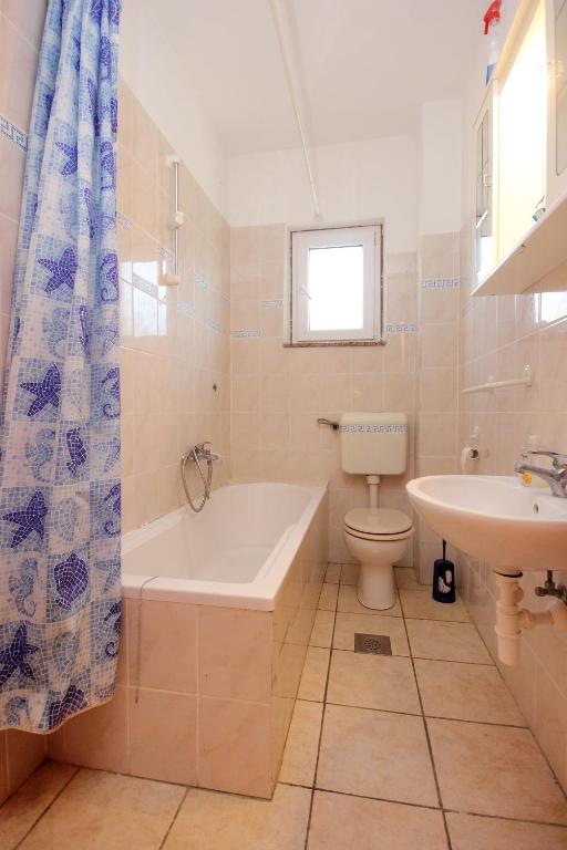 łazienka z wanną, toaletą i umywalką w obiekcie Apartments with a parking space Povljana, Pag - 9353 w mieście Povljana