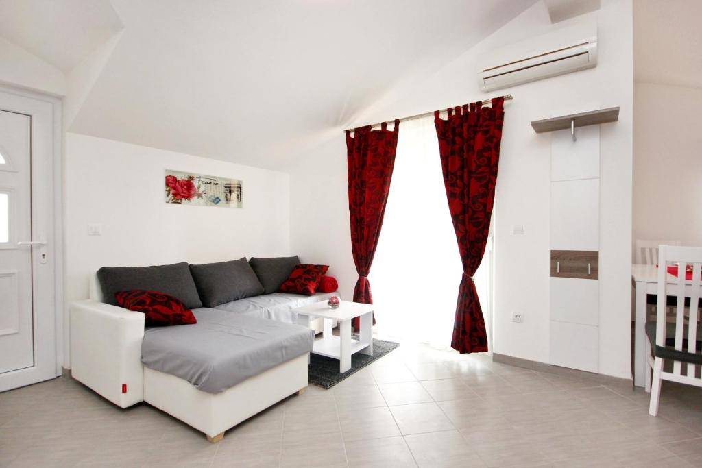 Postel nebo postele na pokoji v ubytování Apartments by the sea Vinisce, Trogir - 10008