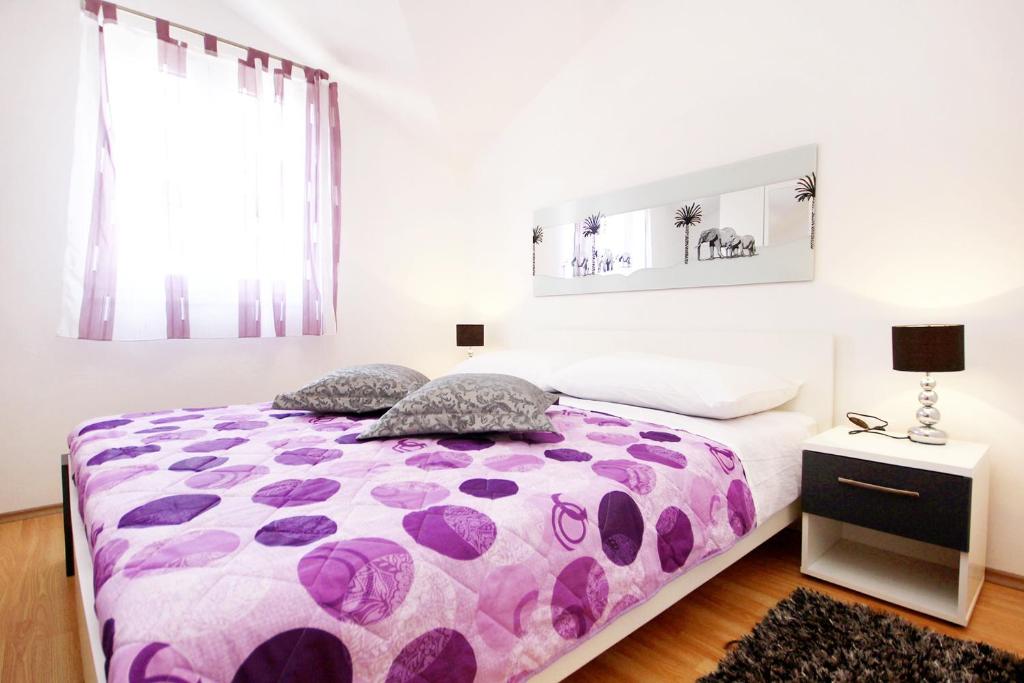 Postel nebo postele na pokoji v ubytování Apartments by the sea Vinisce, Trogir - 10008